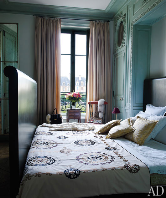 anne-mcnally-paris-apartment-07-bedroom-lg